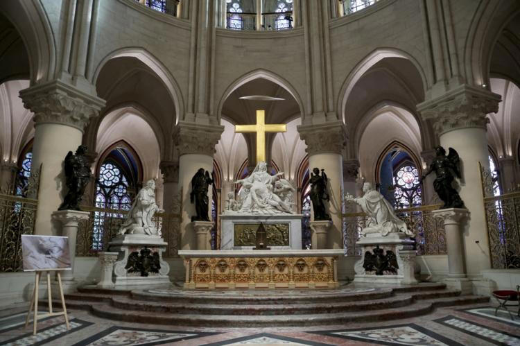 L’autel de la cathédrale, où trône la croix dorée.