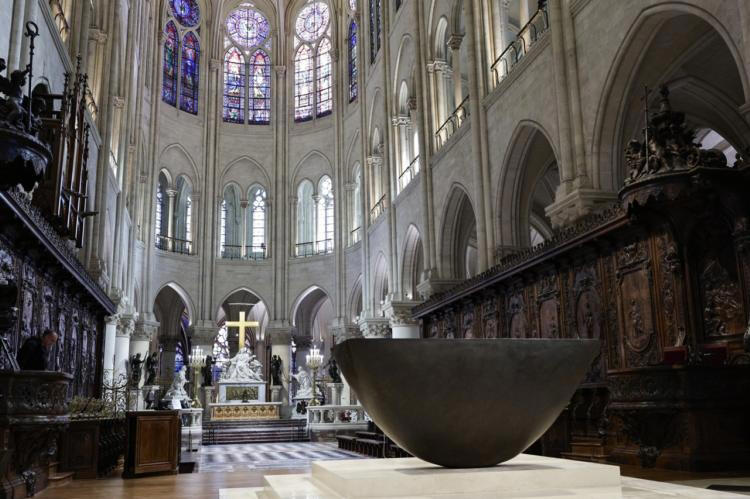 Le nouveau mobilier liturgique en bronze.