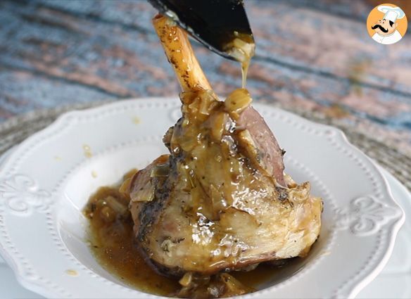 Lammhaxen-confit mit honig und thymian