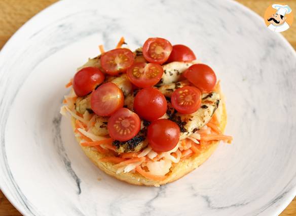 Mariniertes hähnchensandwich mit krautsalat, tomaten und basilikum