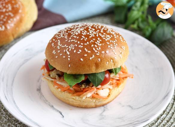 Mariniertes hähnchensandwich mit krautsalat, tomaten und basilikum