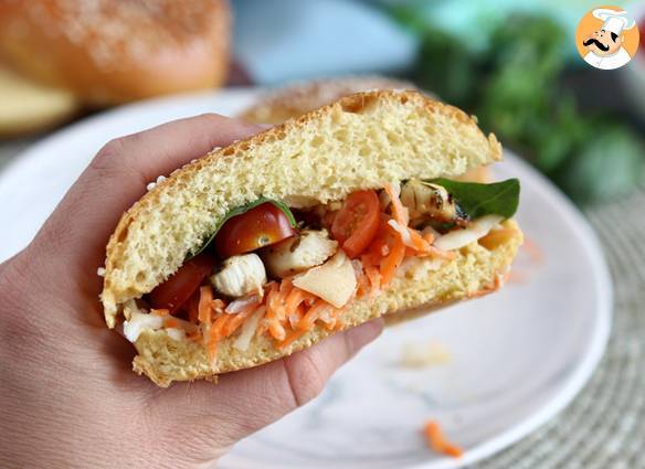 Mariniertes hähnchensandwich mit krautsalat, tomaten und basilikum