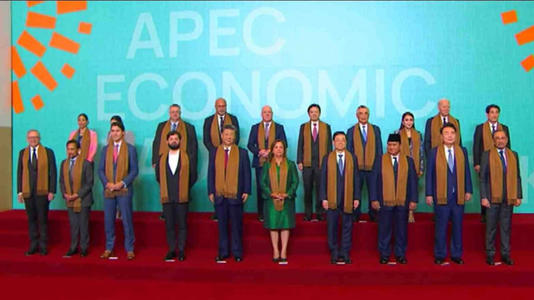 Momen presiden Prabowo Subianto berfoto bersama dengan pimpinan negara lain di penutupan APEC 2024, Lima, Peru, Sabtu (16/11). Foto: Dok: Official APEC 2024