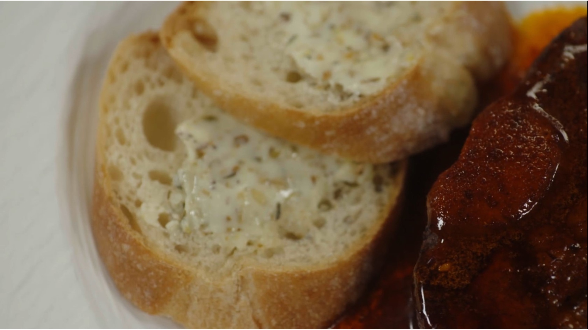 Steak und Baguette mit Buttermischungen, ein herzhafter Genuss
