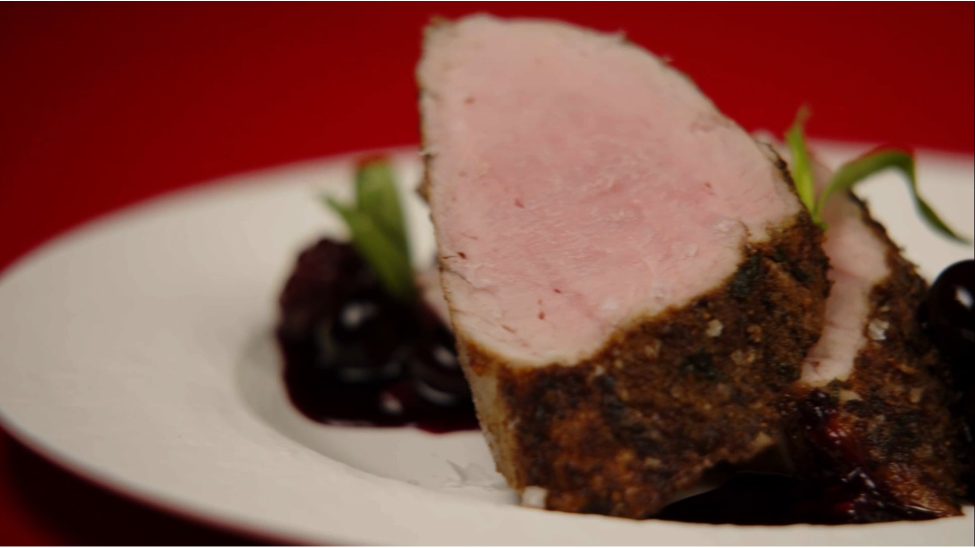 Schweinefleisch mit Kreuzkümmel und Beerensauce, ein herzhafter Genuss