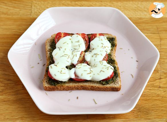 Bruschetta mit pesto, kirschtomaten und mozzarella-käse