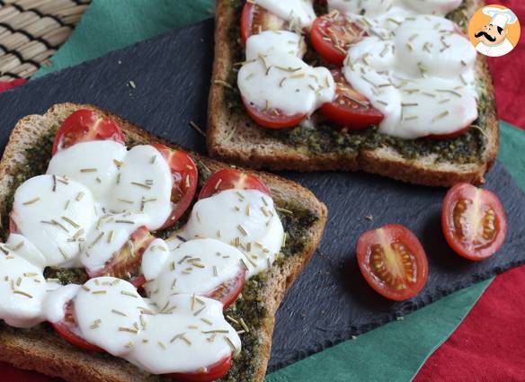 Bruschetta mit pesto, kirschtomaten und mozzarella-käse