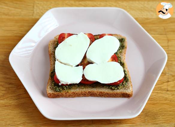 Bruschetta mit pesto, kirschtomaten und mozzarella-käse