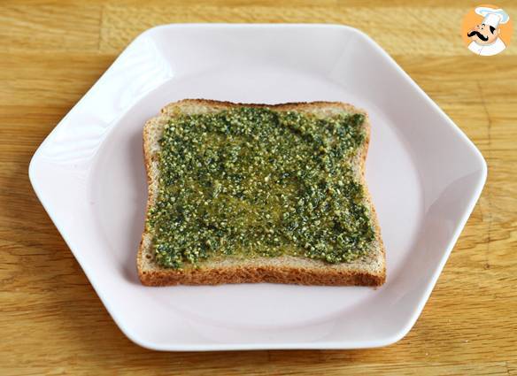 Bruschetta mit pesto, kirschtomaten und mozzarella-käse