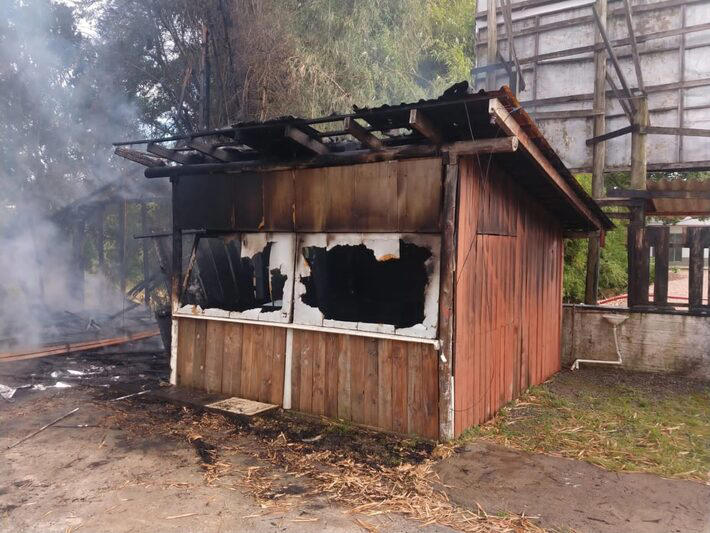 Casa de Francisco Wanderley Luiz em Rio do Sul pegou fogo na manhã deste domingo, 17. Foto: 15° Batalhão de Bombeiros Militar de SC