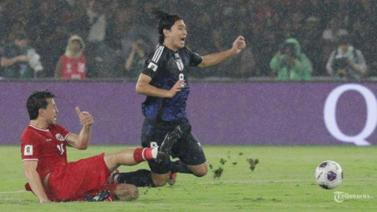 Pesepak bola Timnas Indonesia Tom Haye berebut bola dengan pesepak bola Timnas Jepang dalam laga Grup C Babak Ketiga Kualifikasi Piala Dunia 2026 di Stadion Utama Gelora Bung Karno, Senayan, Jakarta, Jumat (15/11/2024). (TRIBUNNEWS/IRWAN RISMAWAN)