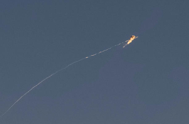 Am Himmel über Kiew zerstört die ukrainische Luftverteidigung eine russische Rakete. Gleb Garanich / Reuters