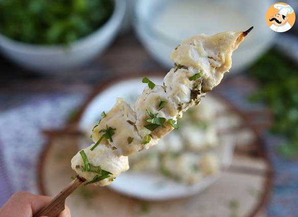 Hähnchenspieße mariniert in einer joghurt-zitronen-sauce