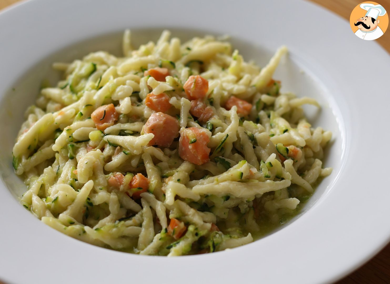 Nudeln mit lachs und zucchini