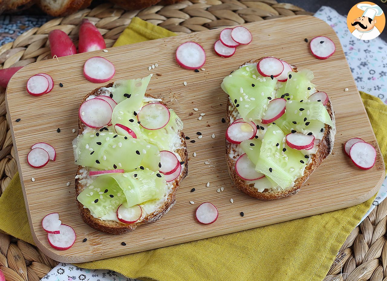 Gurken- und radieschen-frischkäse-toast
