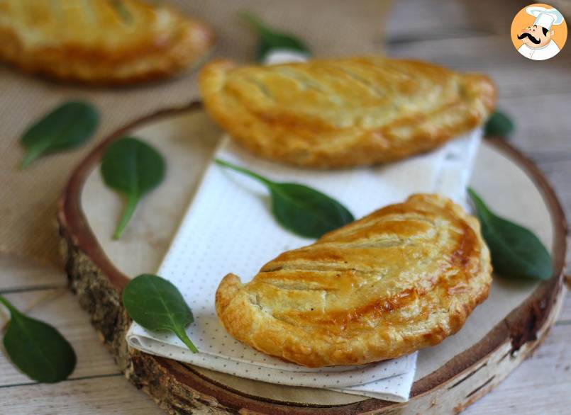 Mit pilzen und spinat gefüllte teigtaschen