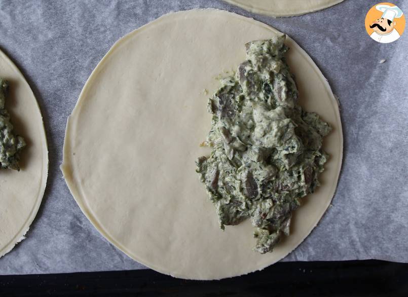 Mit pilzen und spinat gefüllte teigtaschen