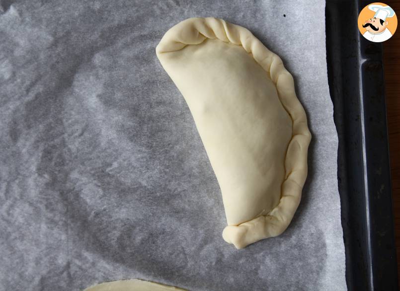 Mit pilzen und spinat gefüllte teigtaschen