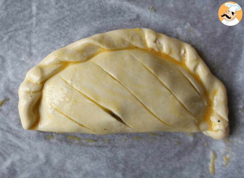 Mit pilzen und spinat gefüllte teigtaschen