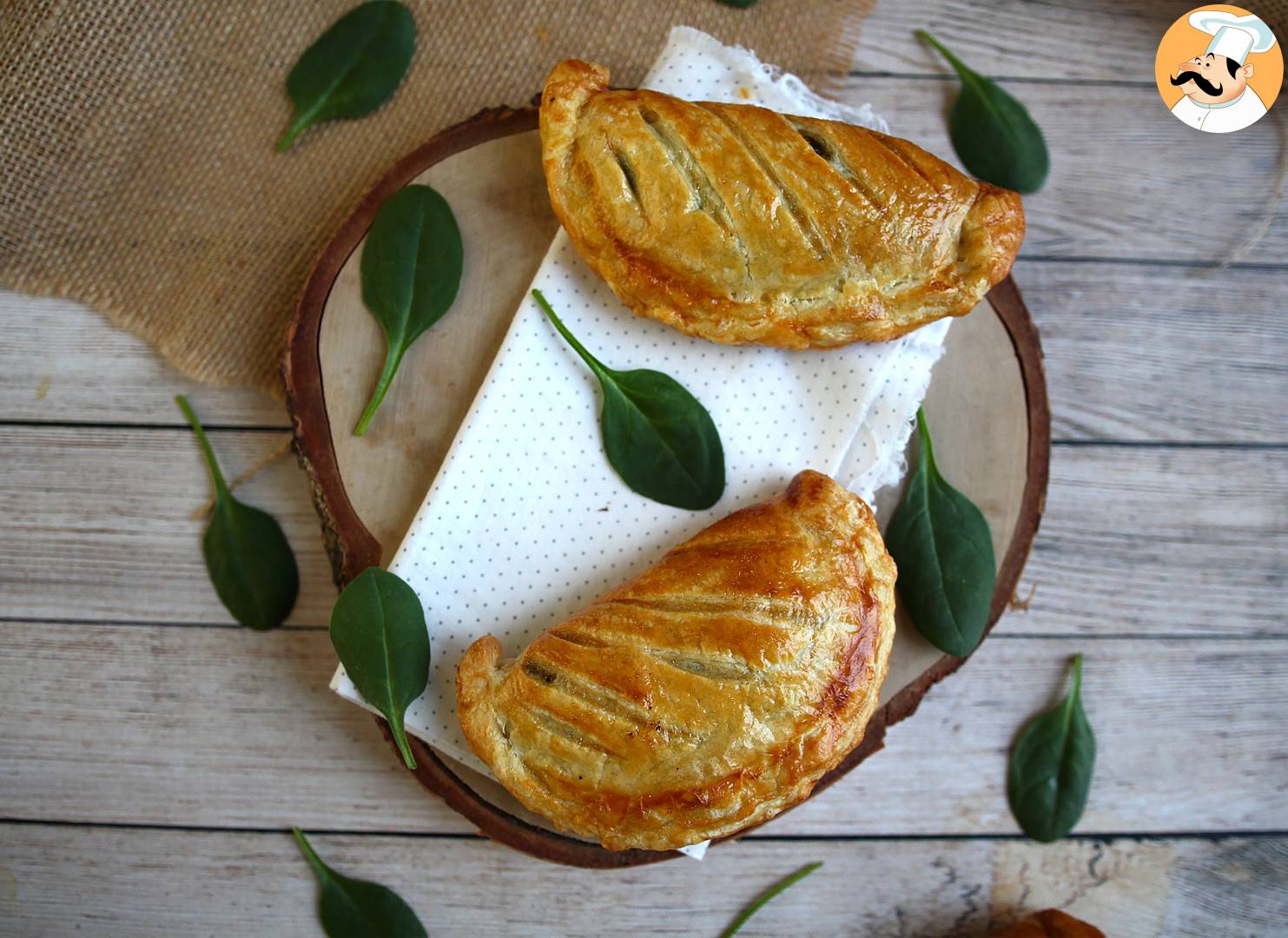 Mit pilzen und spinat gefüllte teigtaschen