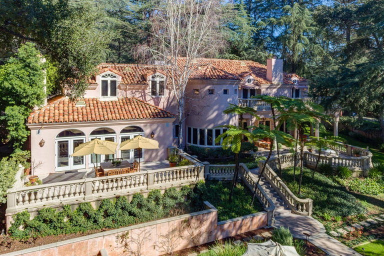 In Los Angeles County, this 1820 Fairmount Avenue property, which Costner sold in 1999, resembles an Italian villa—with perks like a 1,000-bottle wine cellar and frescoed ceilings.