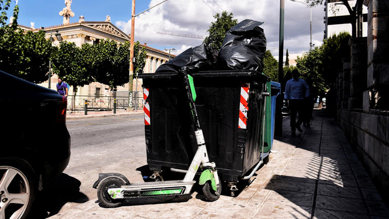 Ηλεκτρικά πατίνια: Το δίπλωμα, οι ποινές και οι υποδομές