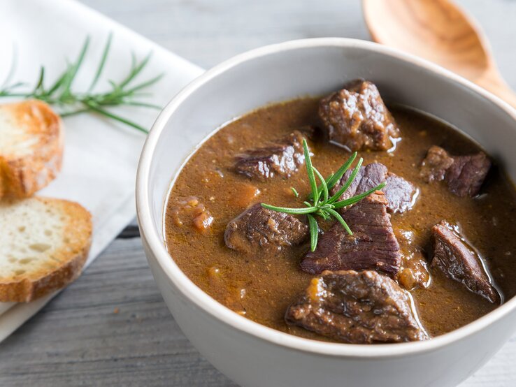 Schwarzbier-Gulasch: Hausmannskost mit Wohlfühlgarantie