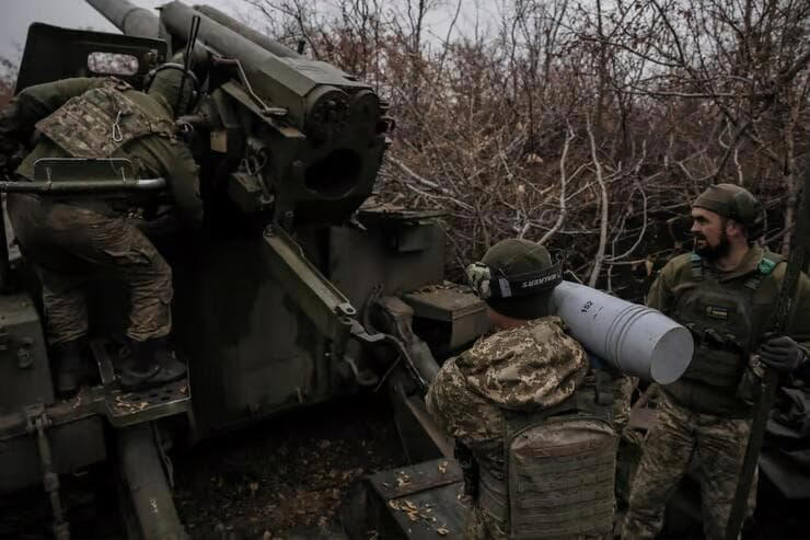 Soldados ucranianos bombardean a las fuerzas rusas en el este, en la región de Donbass. 