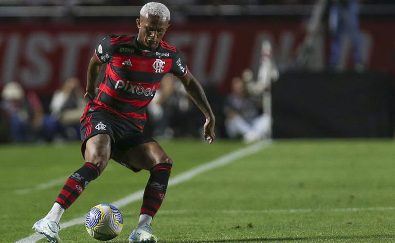 Wesley em ação pelo Flamengo contra o São Paulo, no MorumBis. (Photo by Ricardo Moreira/Getty Images)