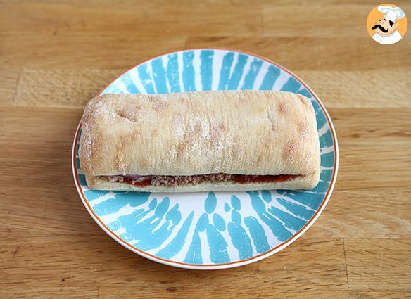 Thunfisch-panini mit tomate und kapern