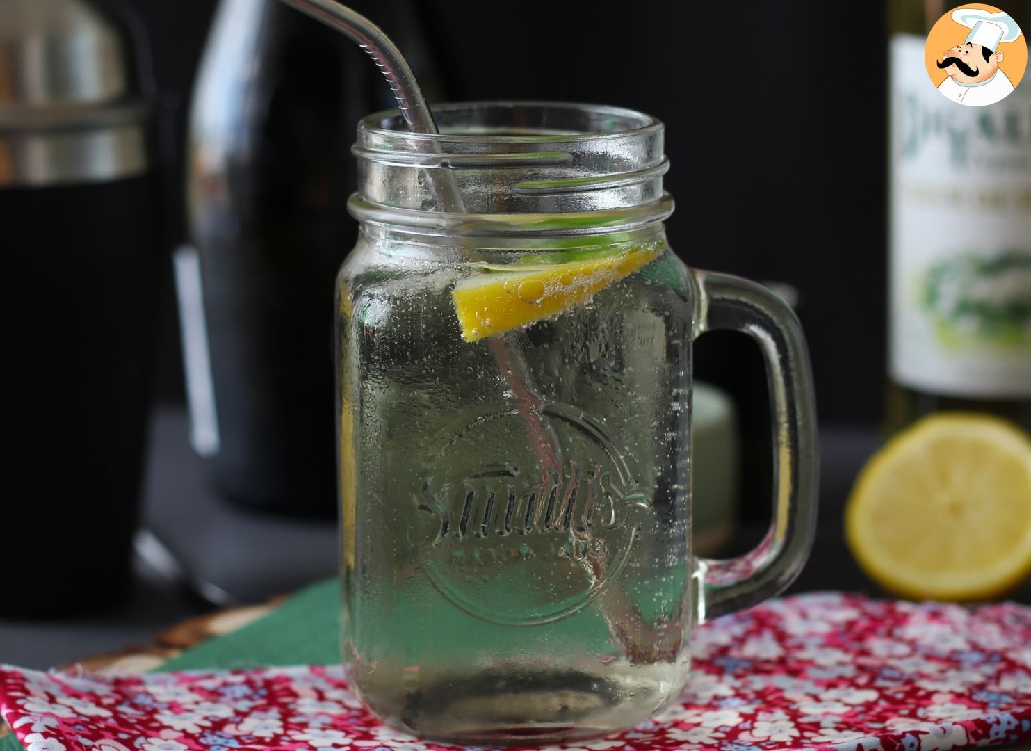 Spritz hugo mit holunderblüten-sirup, ein frischer und süßer cocktail