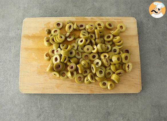 Käse-schinken-kuchen mit grünen oliven