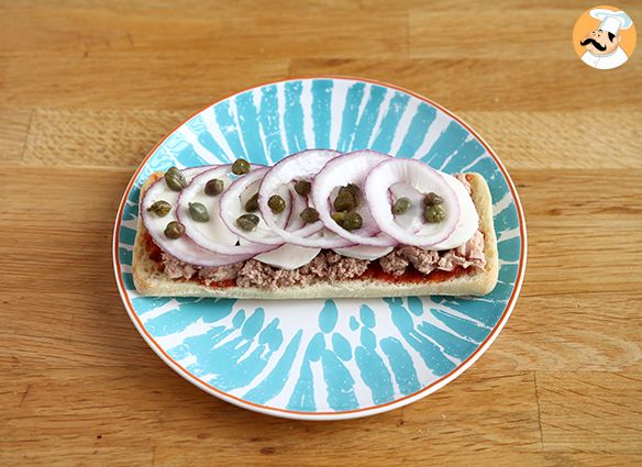 Thunfisch-panini mit tomate und kapern