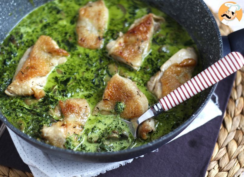 Hühnchen und seine cremige spinat-pilz-sauce