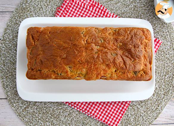 Käse-schinken-kuchen mit grünen oliven