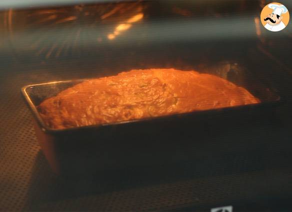 Käse-schinken-kuchen mit grünen oliven