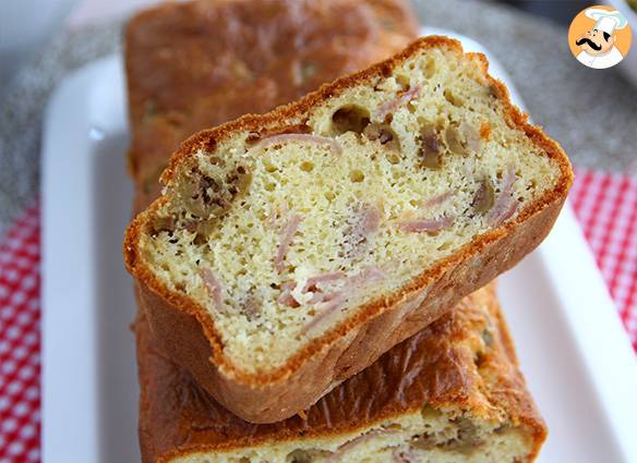 Käse-schinken-kuchen mit grünen oliven
