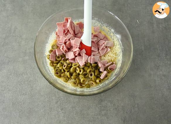 Käse-schinken-kuchen mit grünen oliven