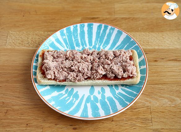 Thunfisch-panini mit tomate und kapern