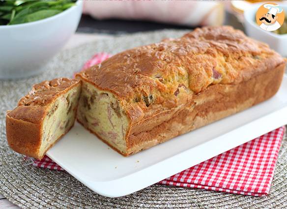 Käse-schinken-kuchen mit grünen oliven