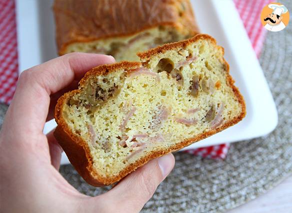 Käse-schinken-kuchen mit grünen oliven