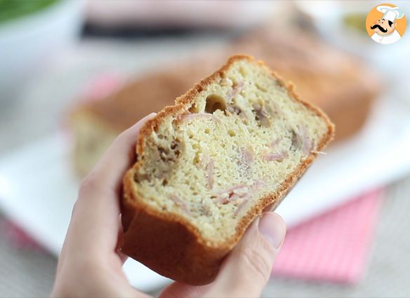 Käse-schinken-kuchen mit grünen oliven