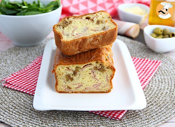 Käse-schinken-kuchen mit grünen oliven