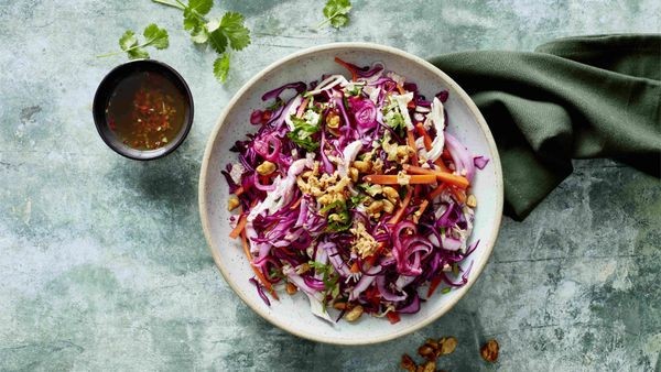 Vietnamesischer Hähnchen-Kohl-Salat mit Erdnuss &amp; Röstzwiebel