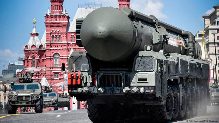 Um veículo militar com um míssil intercontinental acoplado durante um desfile militar em Moscou