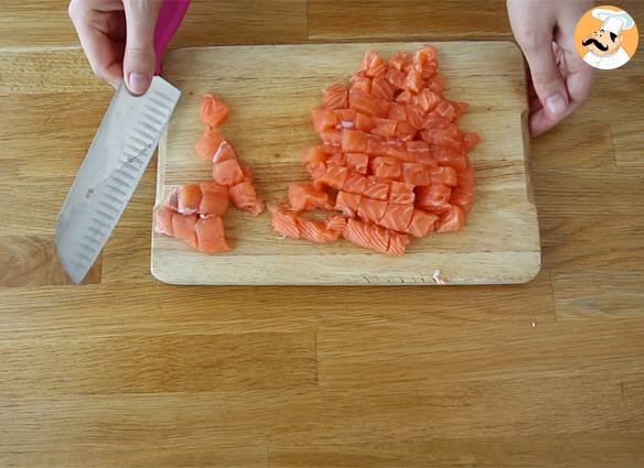 Mit zitrone marinierter lachs