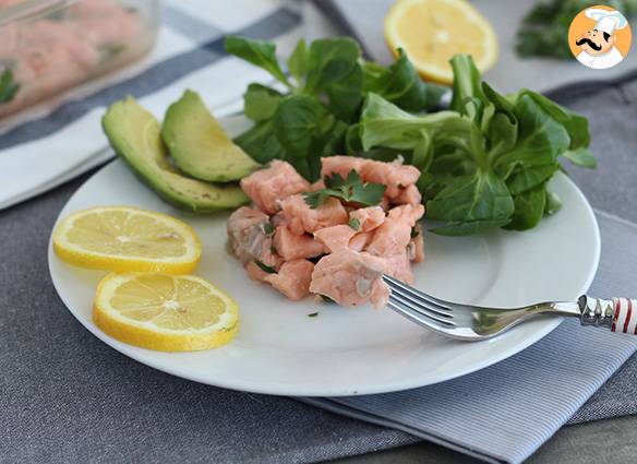 Mit zitrone marinierter lachs