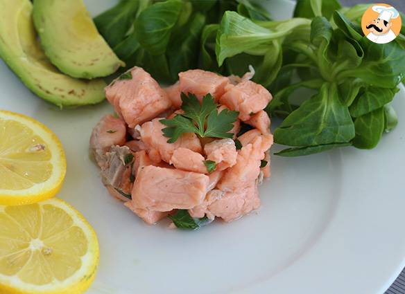 Mit zitrone marinierter lachs