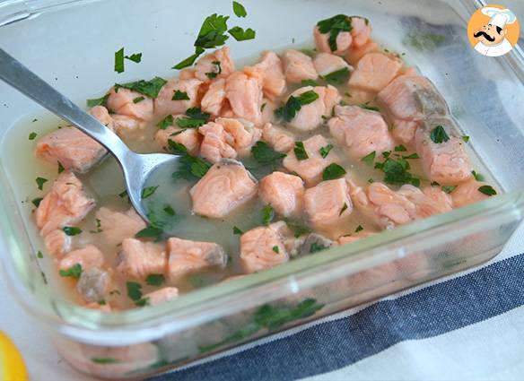 Mit zitrone marinierter lachs