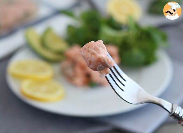 Mit zitrone marinierter lachs